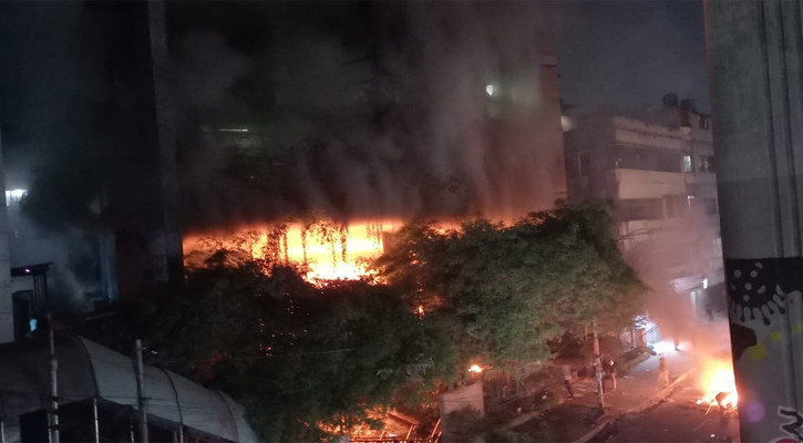 প্রথম আলো-ডেইলি স্টারের অফিসে আগুন, সেনাবাহিনীর সহায়তায় নির্বাপন