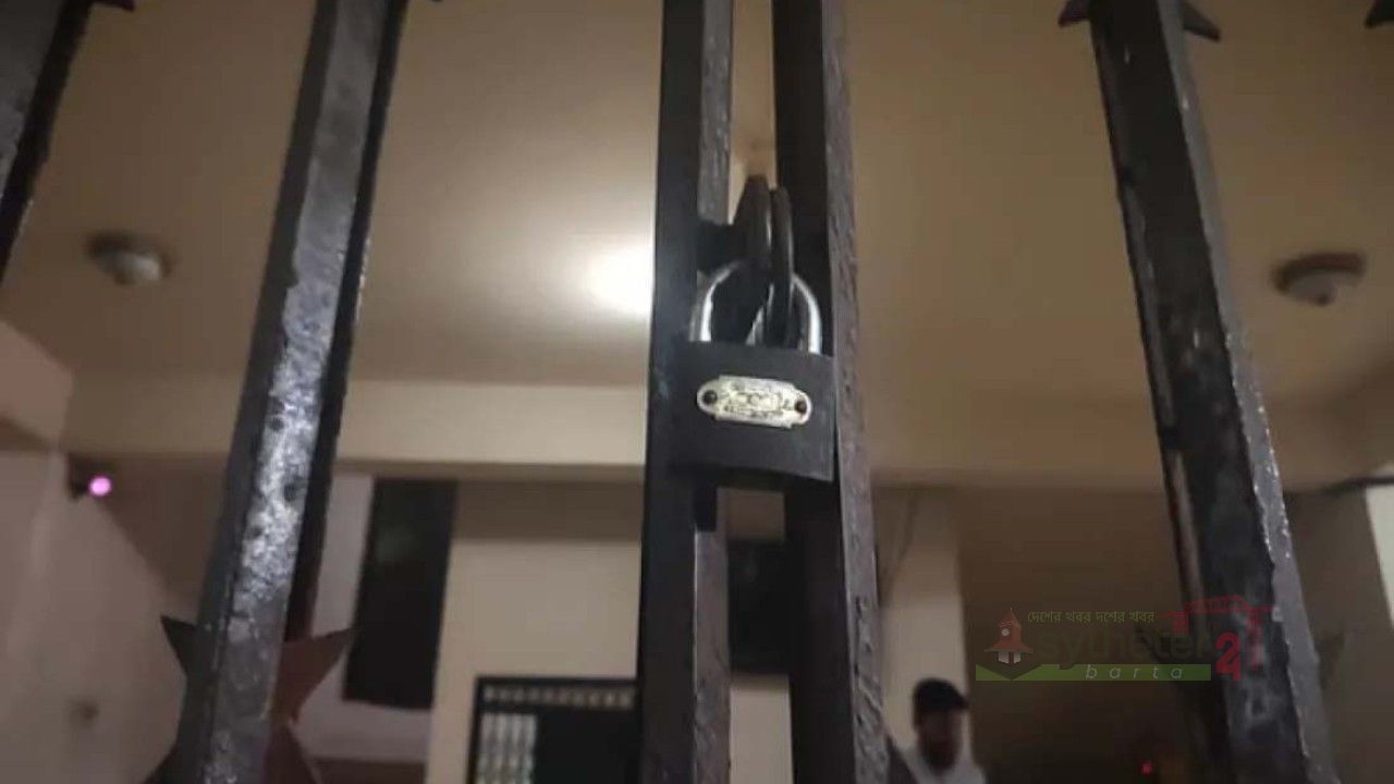 মুক্ত হলেও ক্যাম্পাসে আটক শিক্ষকরা, সমাধানহীন অচলাবস্থা