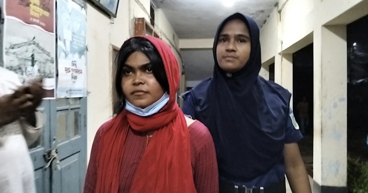 ফ্যামিলি কার্ড দেওয়ার কথা বলে টাকা নেওয়ার অভিযোগে এনসিপি নেত্রী আটক