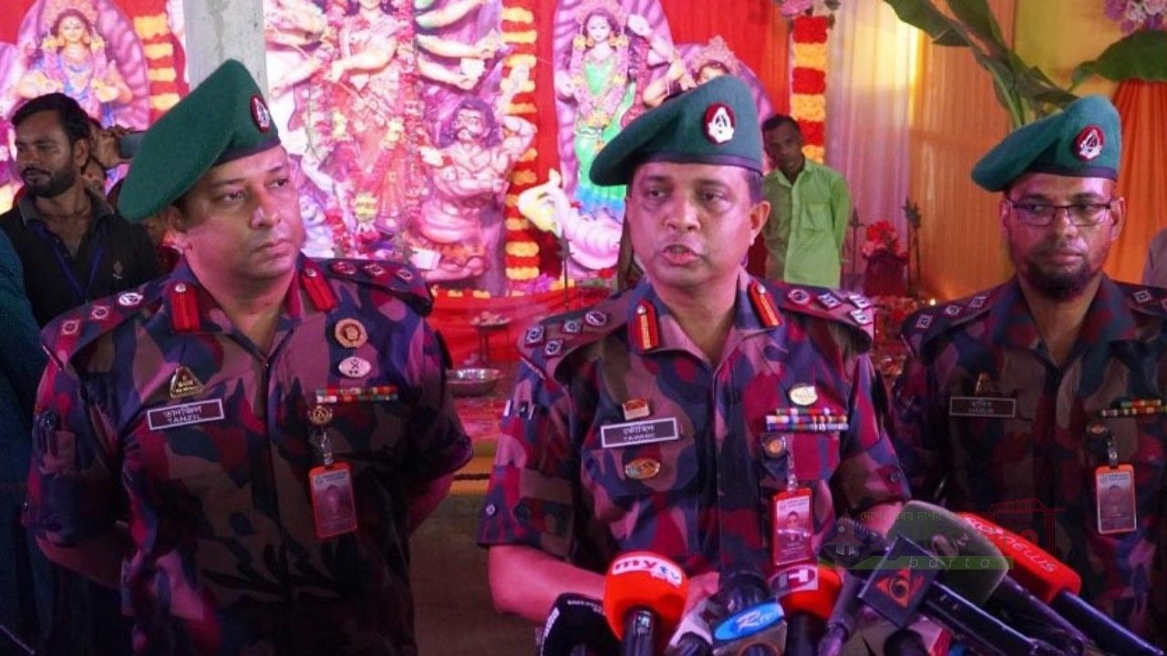 মাধবপুরে বিজিবির সেক্টর কমান্ডারের পূজামণ্ডপ পরিদর্শন