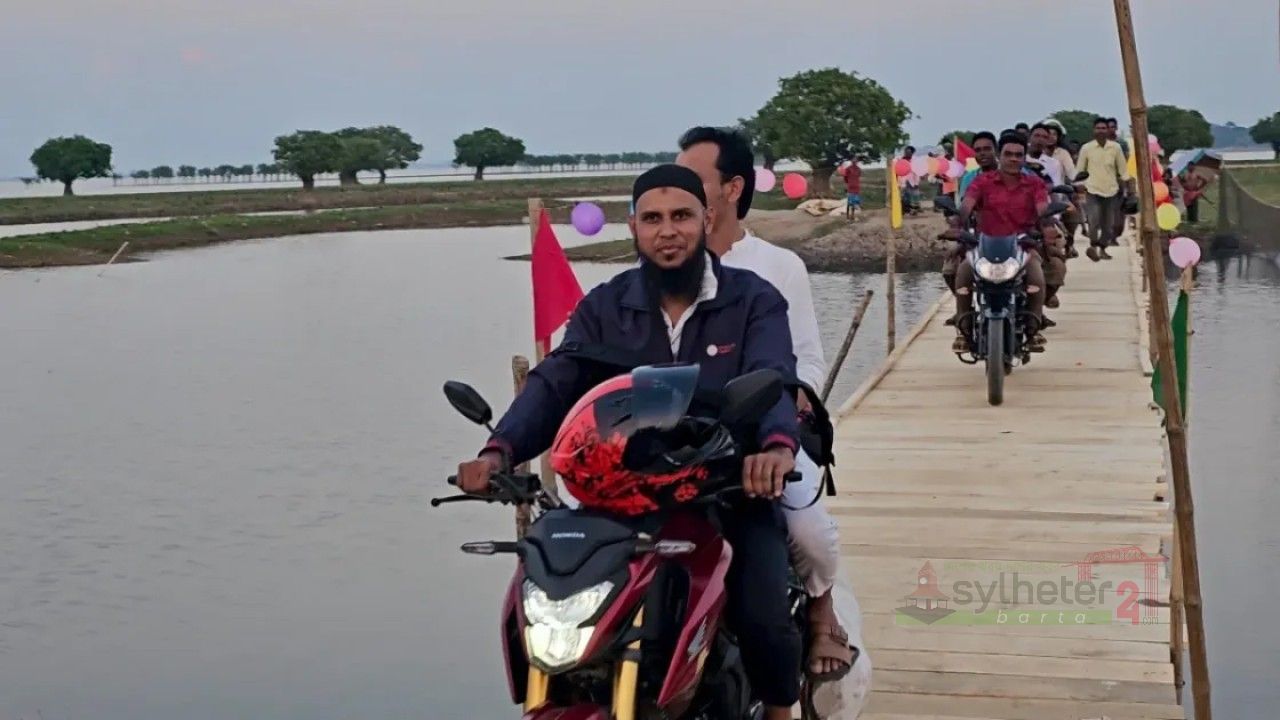 সুনামগঞ্জে নিজ খরচে বাঁশের সেতু নির্মাণ: হাজারো মানুষের পারাপার এখন ফ্রি