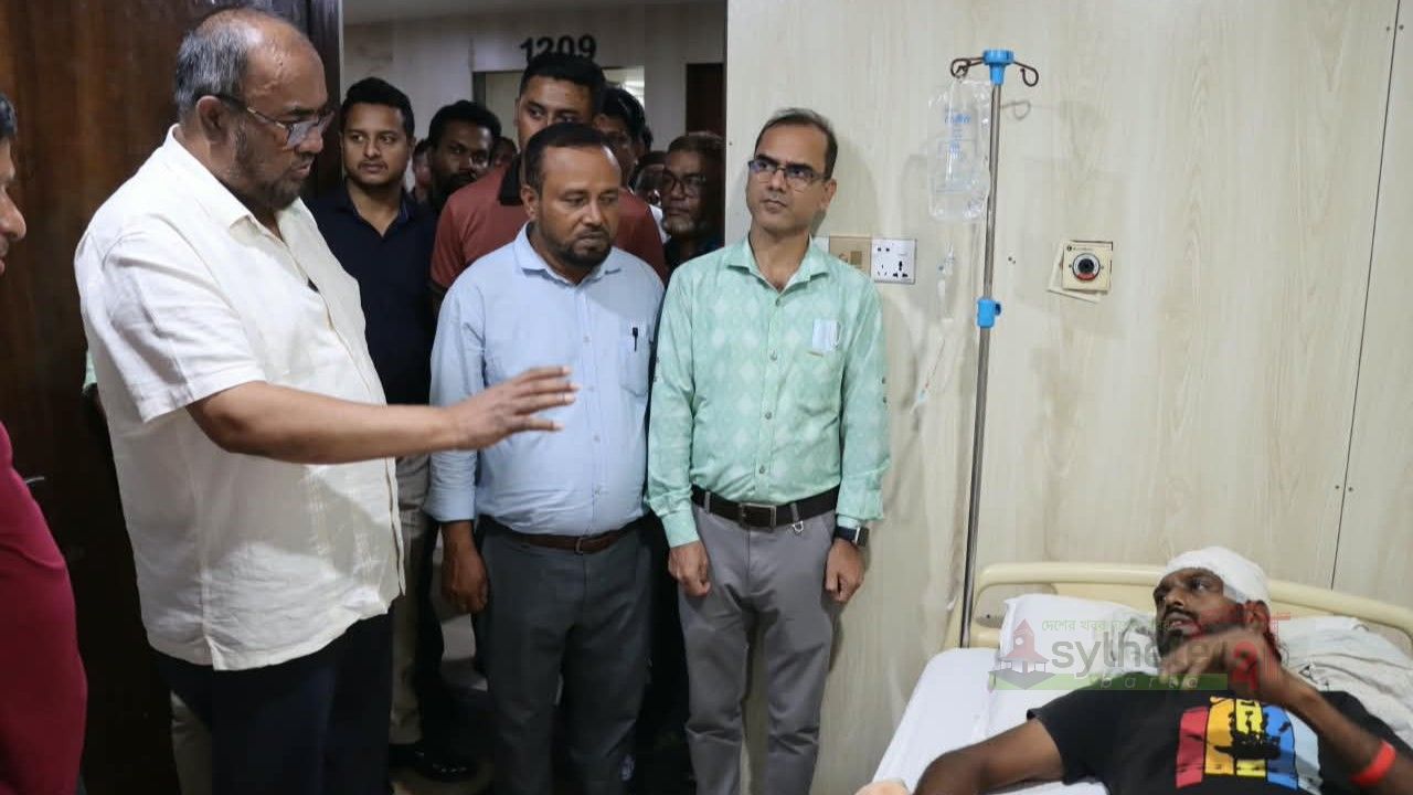 আহত সাংবাদিক রেজা রুবেলকে দেখতে হাসপাতালে সিসিক প্রশাসক