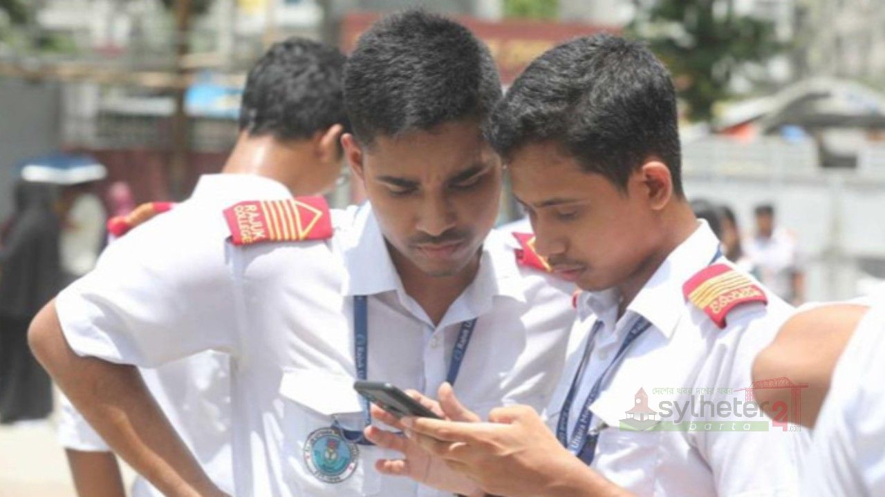 এইচএসসি ও সমমানে পাসের হার ৫২.১২, জিপিএ-৫ পেয়েছে ৪০ হাজার